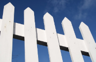 Belle clôture blanche extérieure, à Victoriaville, avec un magnifique ciel bleu en arrière-plan.